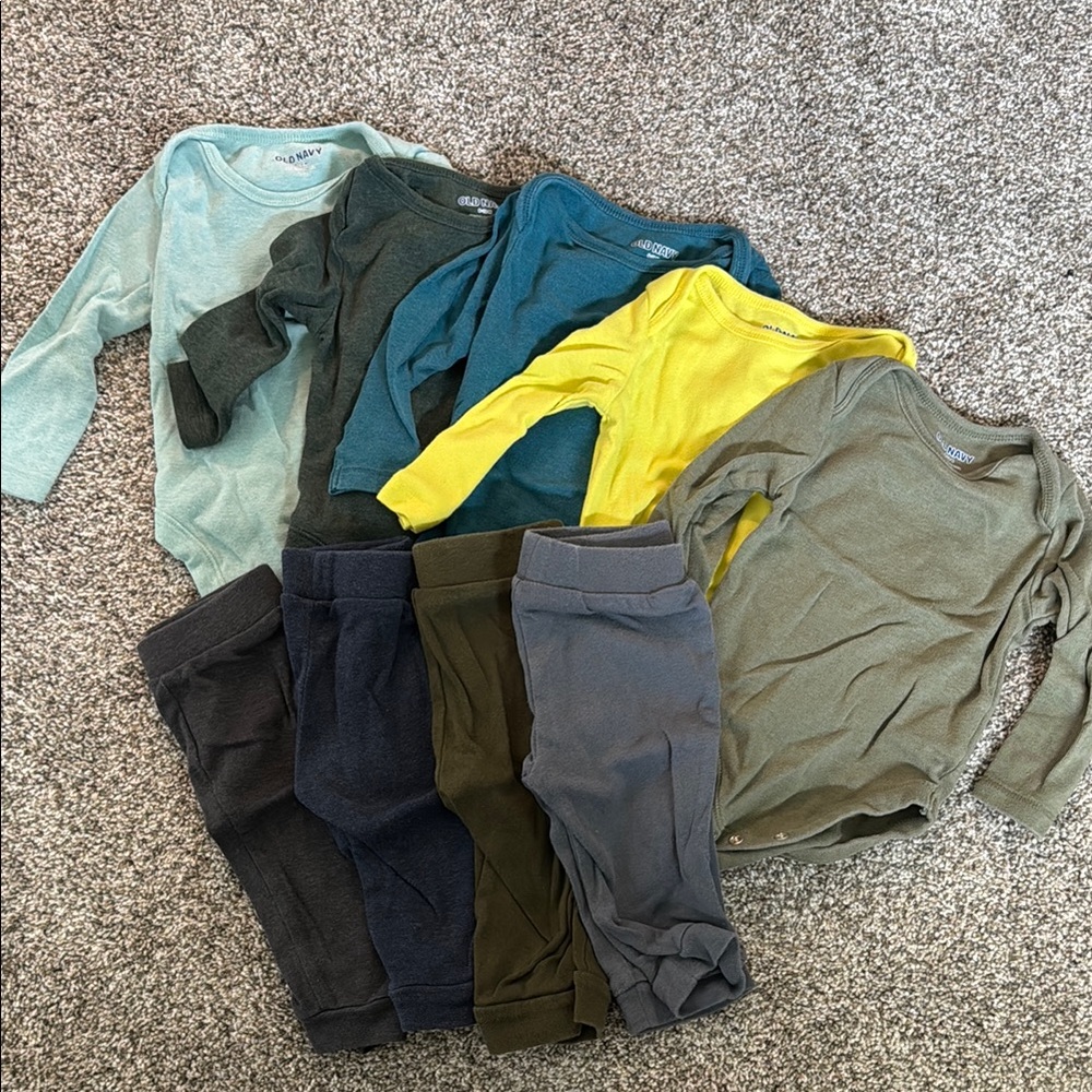 Old Navy 6-12 month bundle. 5 long sleeved body suits and 4 pants. Gently used.